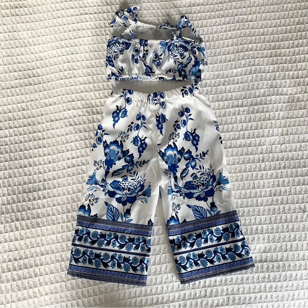 SHEIN little girls 9-12M blue and white print matching set